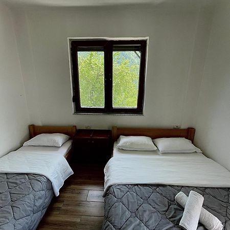 Lazer Cardaku Guesthouse Вальбоне Екстер'єр фото