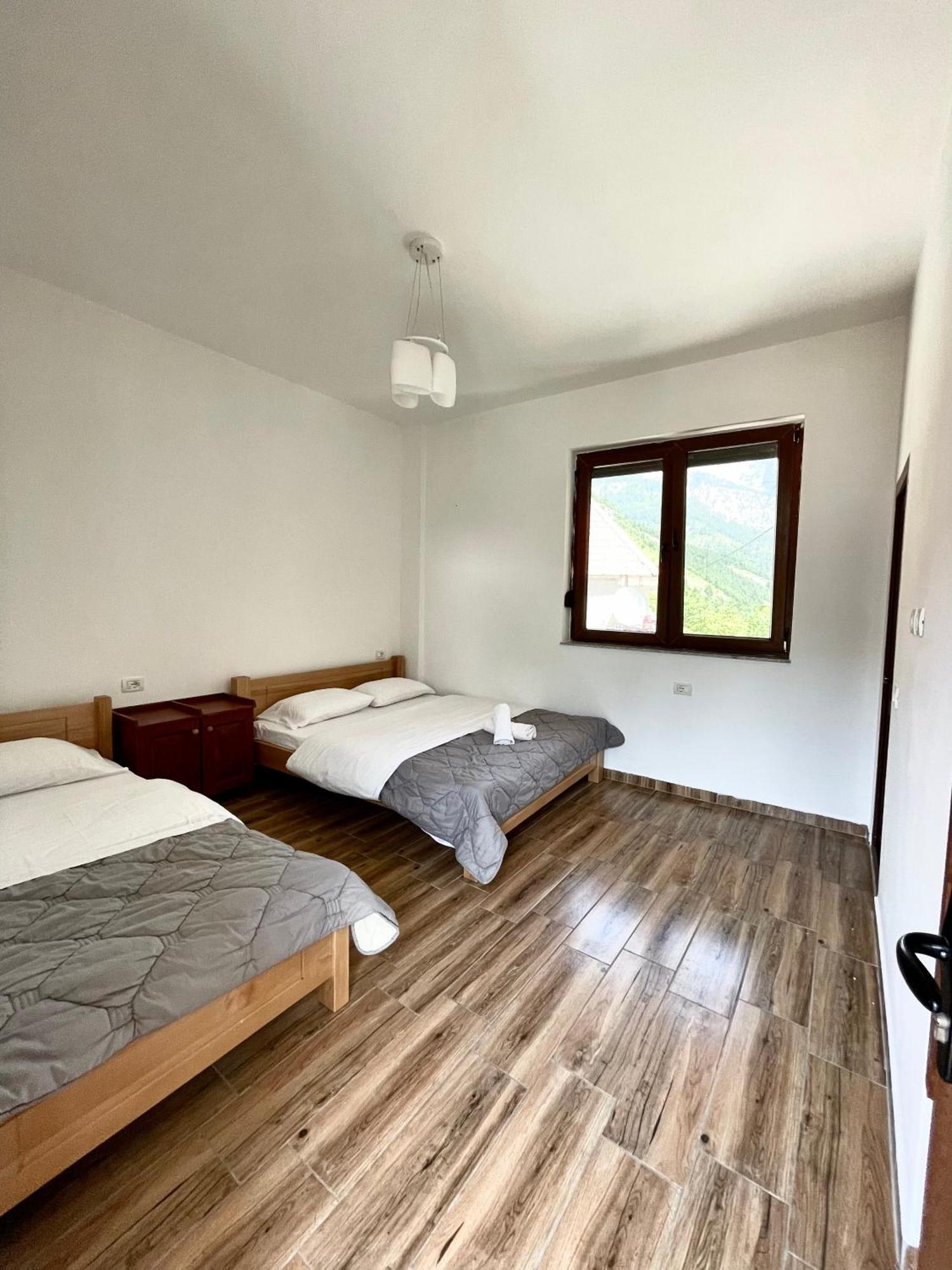 Lazer Cardaku Guesthouse Вальбоне Екстер'єр фото