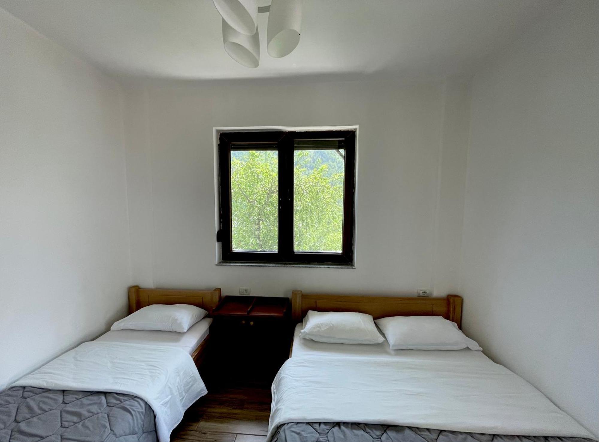 Lazer Cardaku Guesthouse Вальбоне Екстер'єр фото