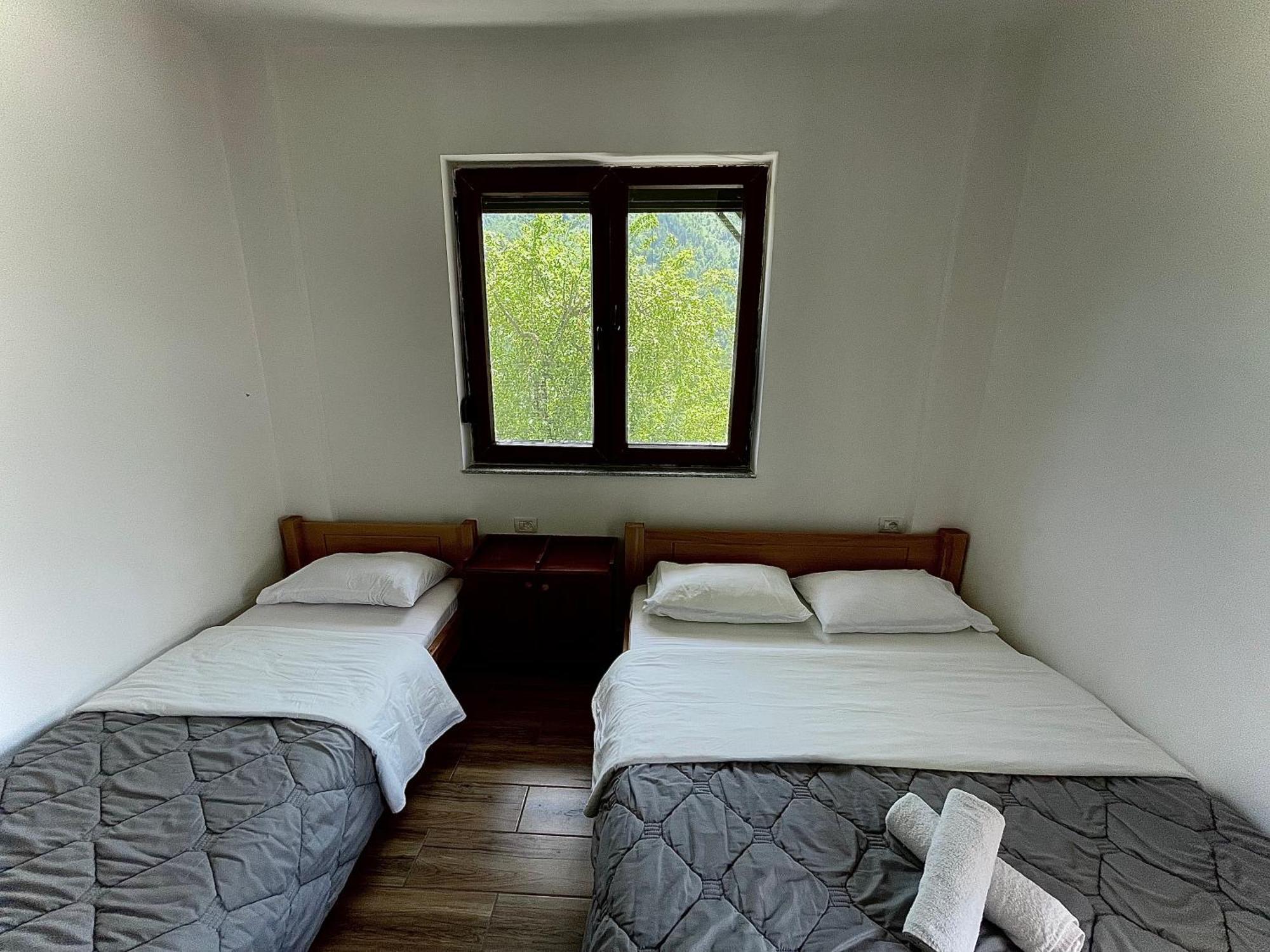 Lazer Cardaku Guesthouse Вальбоне Екстер'єр фото