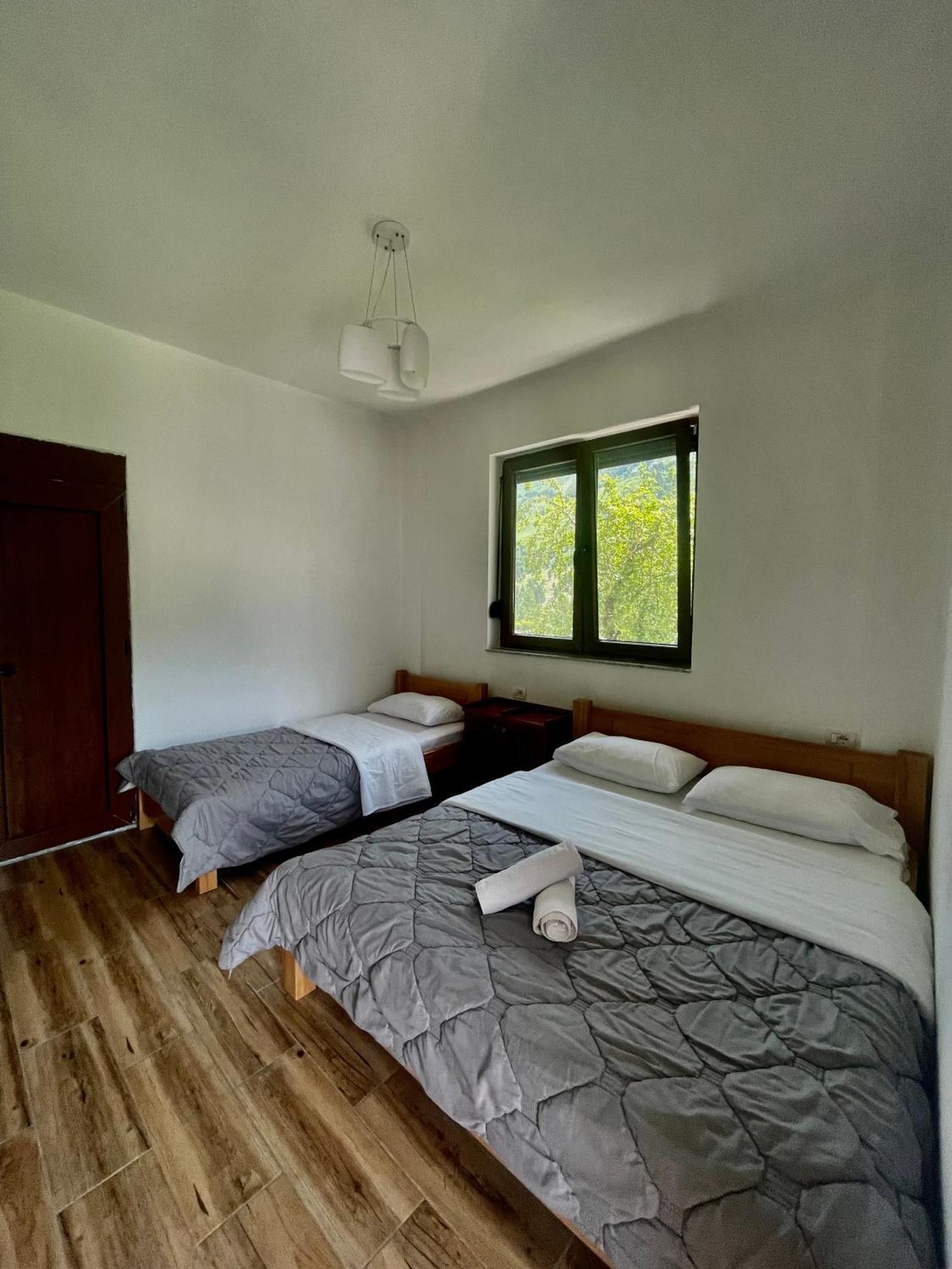 Lazer Cardaku Guesthouse Вальбоне Екстер'єр фото