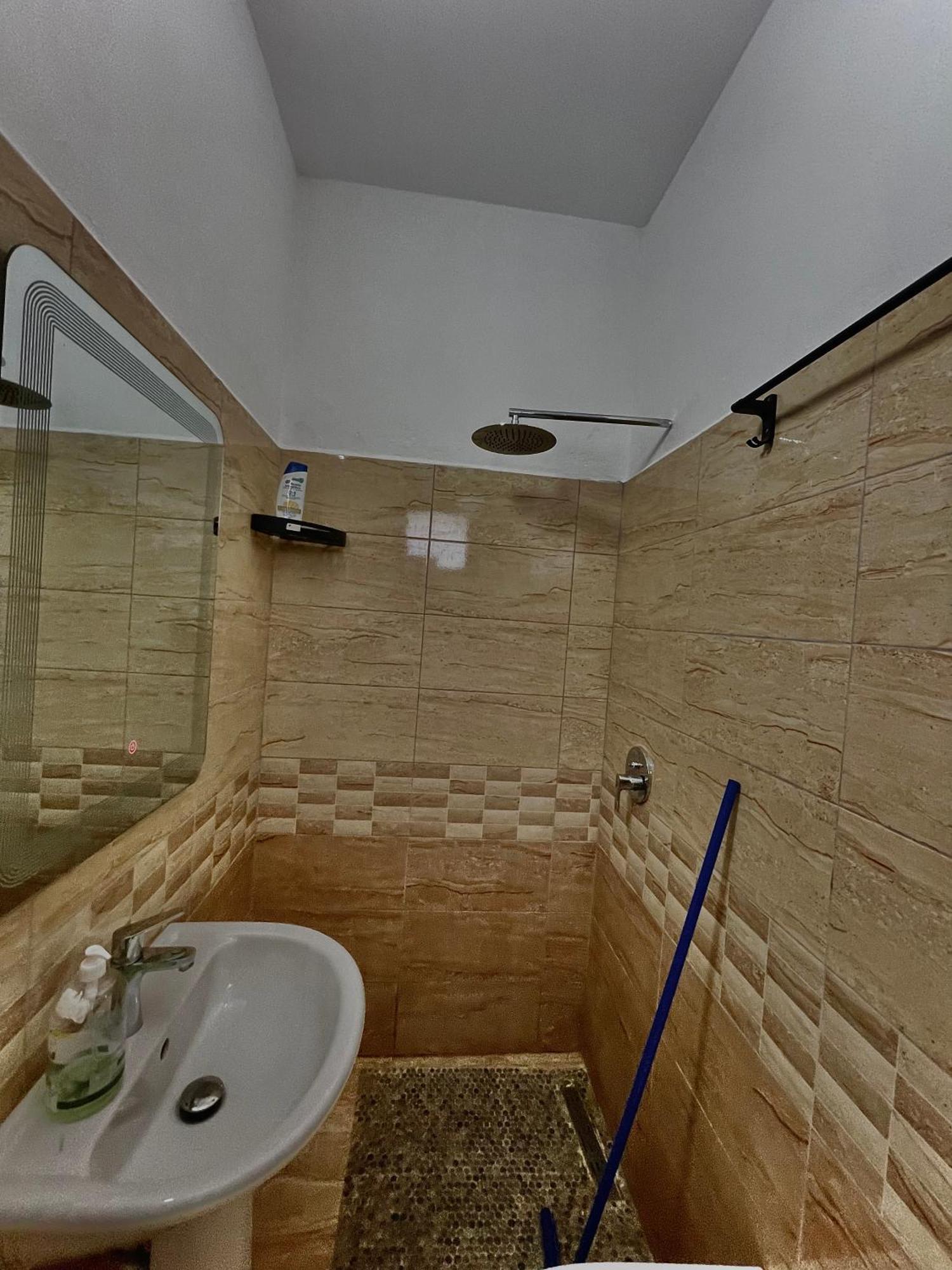 Lazer Cardaku Guesthouse Вальбоне Екстер'єр фото