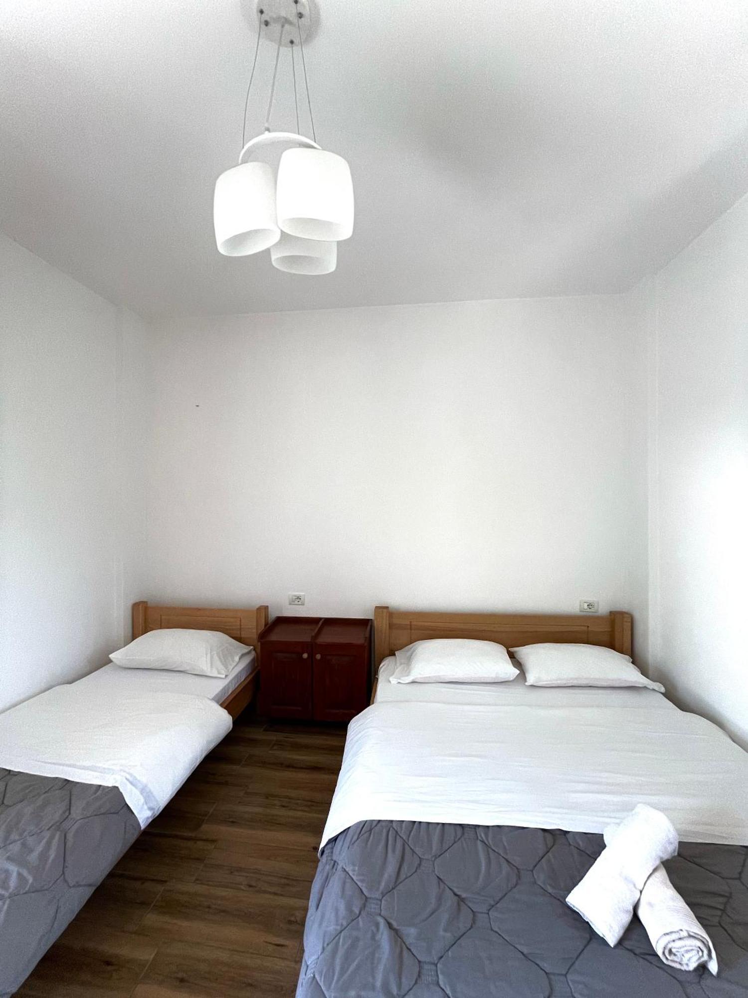 Lazer Cardaku Guesthouse Вальбоне Екстер'єр фото