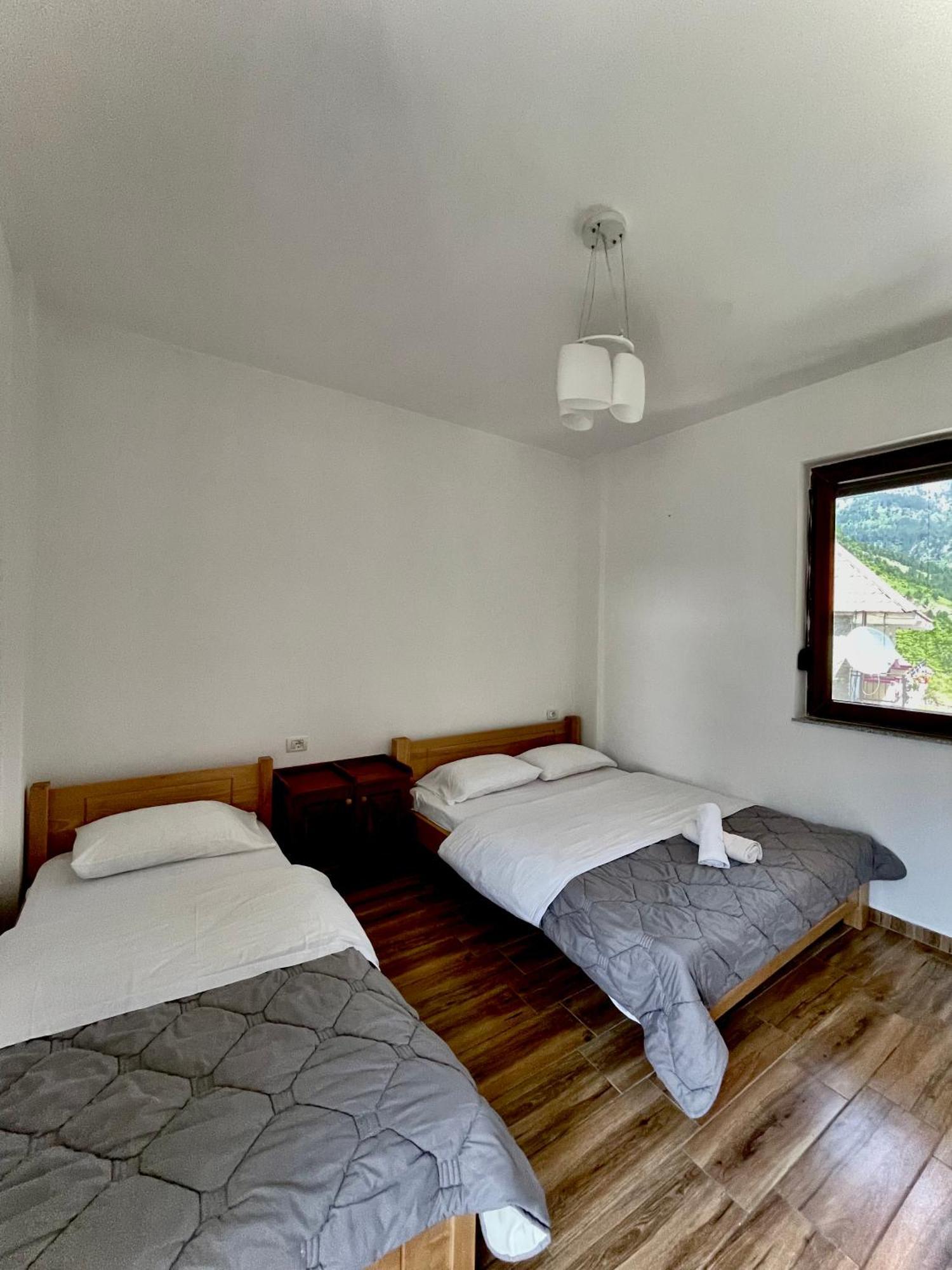 Lazer Cardaku Guesthouse Вальбоне Екстер'єр фото
