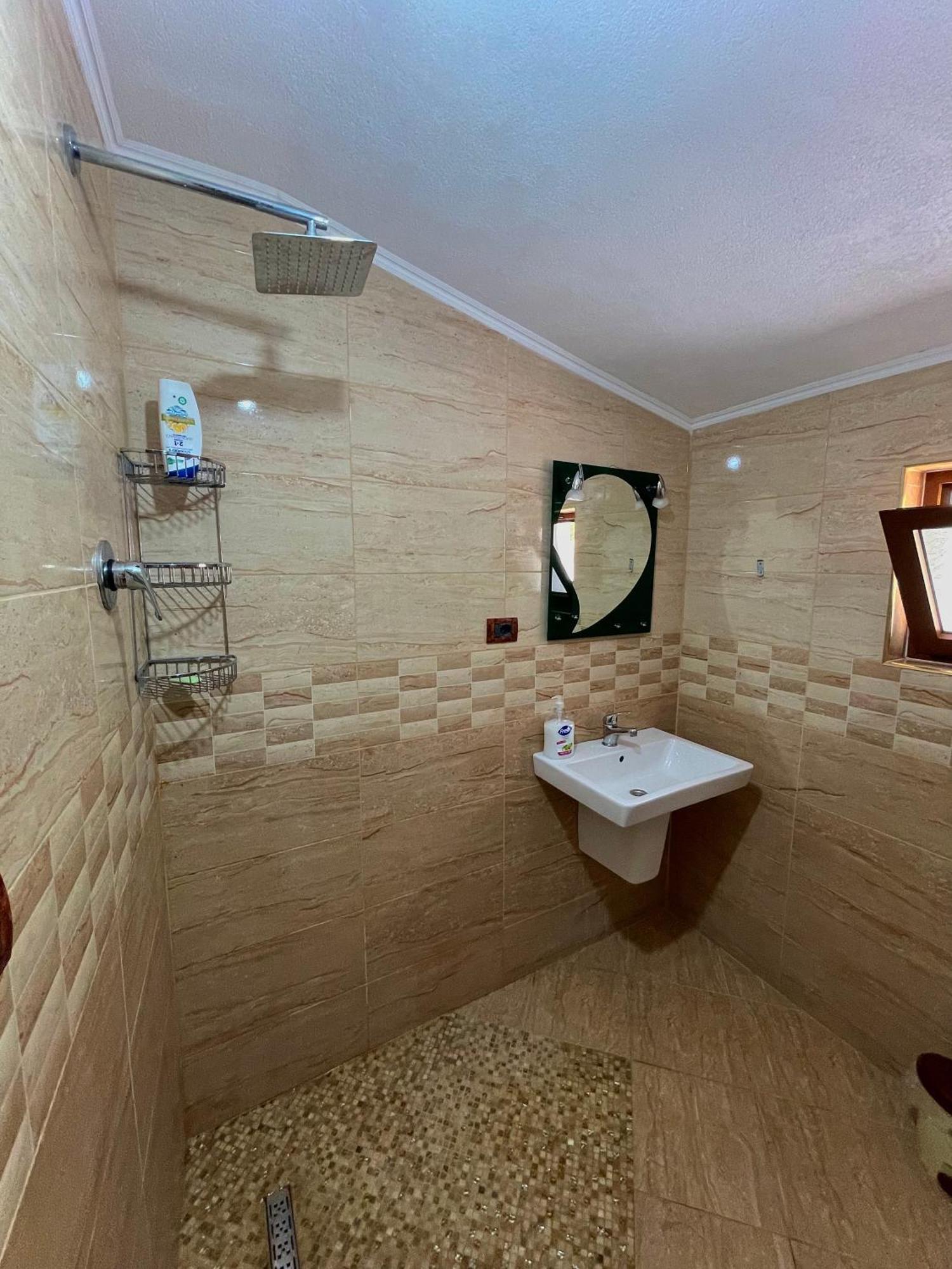 Lazer Cardaku Guesthouse Вальбоне Екстер'єр фото