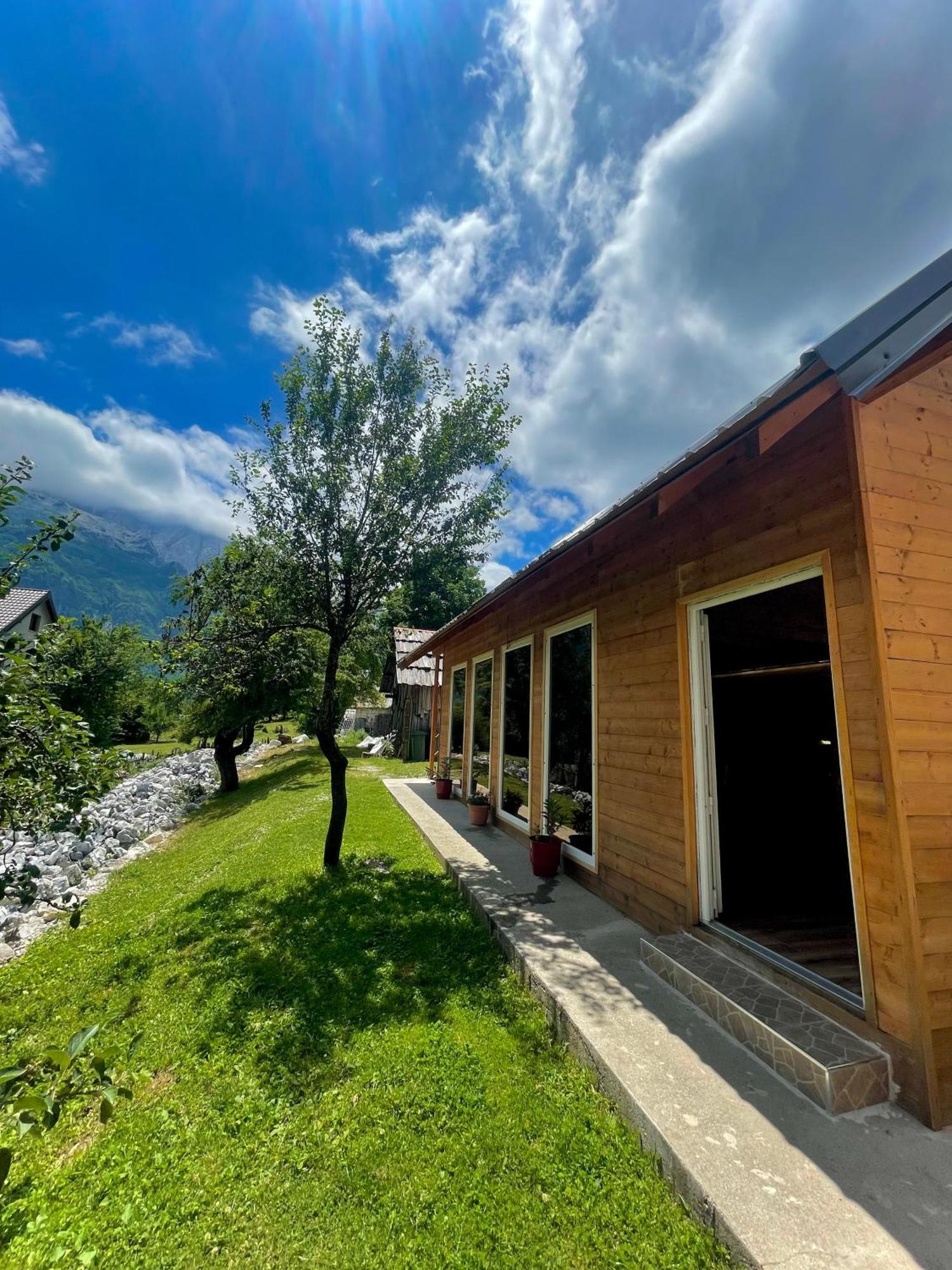 Lazer Cardaku Guesthouse Вальбоне Екстер'єр фото