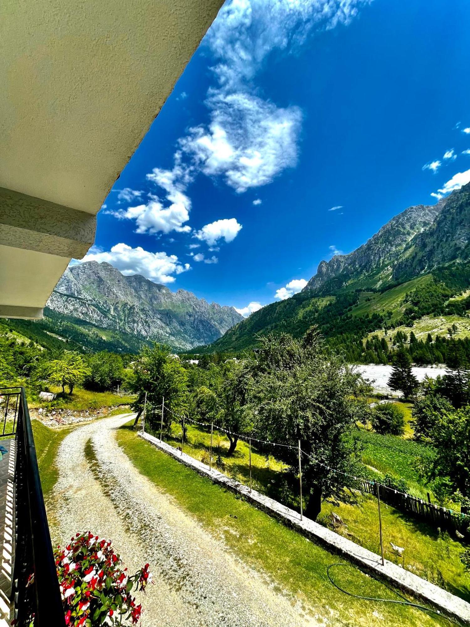 Lazer Cardaku Guesthouse Вальбоне Екстер'єр фото